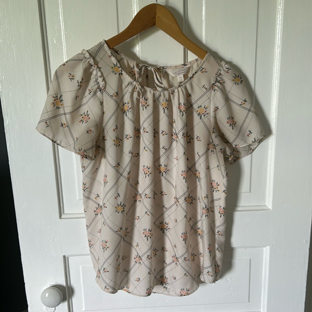 🌸Lauren Conrad Chiffon Top🌸